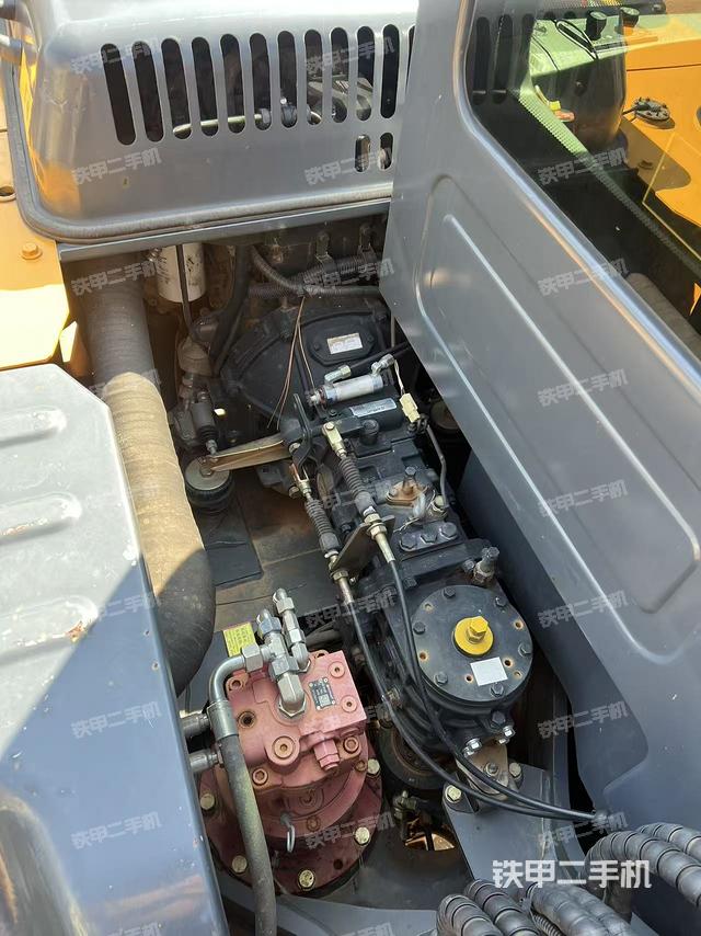 液壓泵艙室正面整體（整機(jī)外觀）