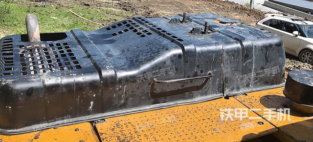 駕駛室頂部(整機(jī)外觀) 駕駛室頂部(整機(jī)外觀)