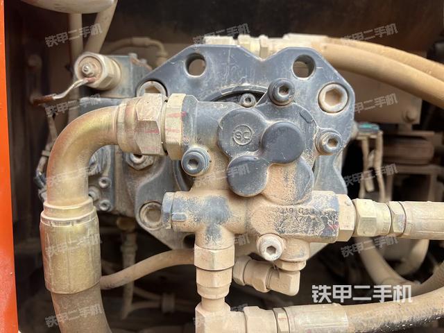 液压泵舱室正面整体(整机外观) 液压泵舱室正面整体(整机外观)