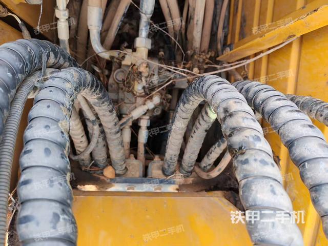 回轉(zhuǎn)馬達(dá)和主控閥(整機(jī)外觀) 回轉(zhuǎn)馬達(dá)和主控閥(整機(jī)外觀)