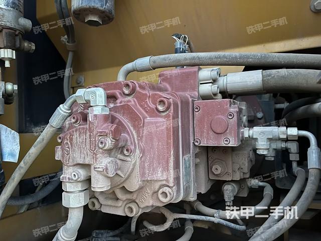 液压泵舱室正面整体(整机外观) 液压泵舱室正面整体(整机外观)