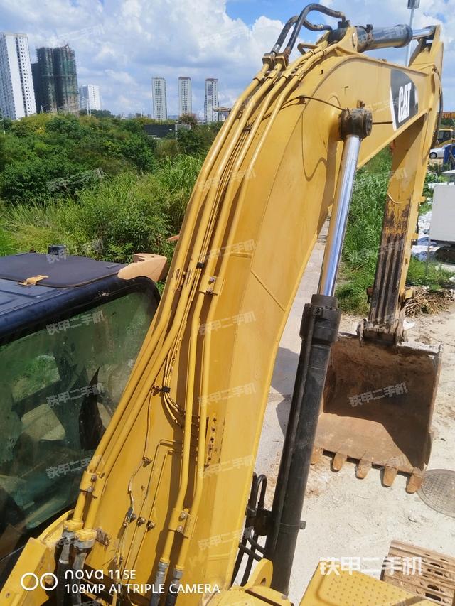 大臂背部俯視(工作和回轉(zhuǎn)裝置) 大臂背部俯視(工作和回轉(zhuǎn)裝置)