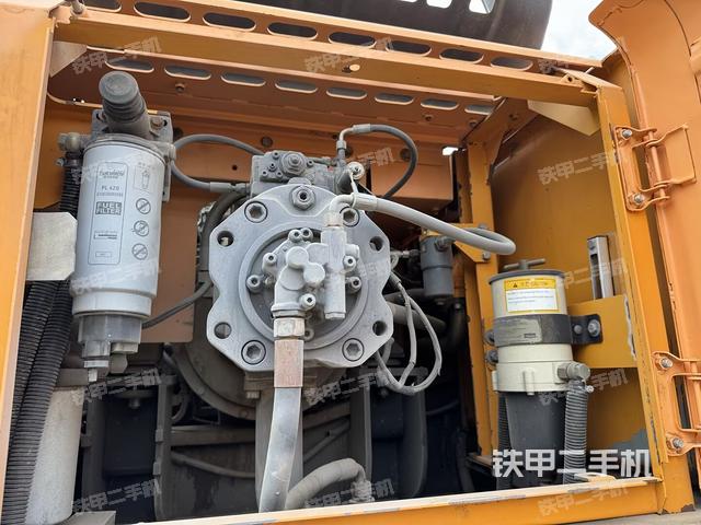 液壓泵艙室正面整體(整機外觀) 液壓泵艙室正面整體(整機外觀)