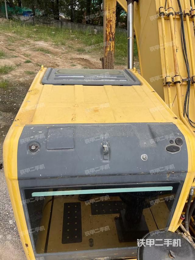 駕駛室頂部(整機(jī)外觀) 駕駛室頂部(整機(jī)外觀)