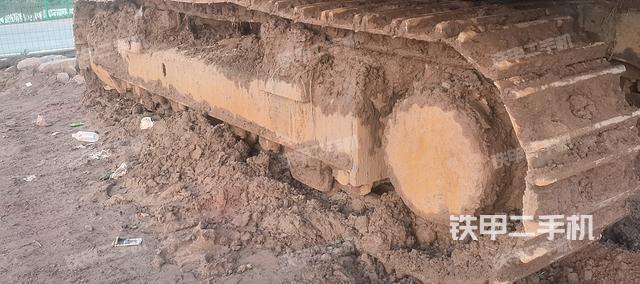 單側(cè)履帶整體(整機(jī)外觀) 單側(cè)履帶整體(整機(jī)外觀)