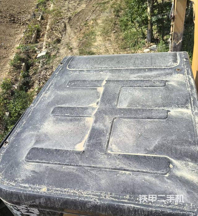 驾驶室顶部(整机外观) 驾驶室顶部(整机外观)