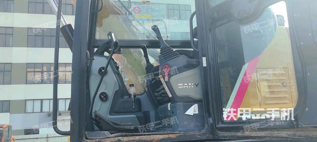 駕駛室整體(整機外觀) 駕駛室整體(整機外觀)