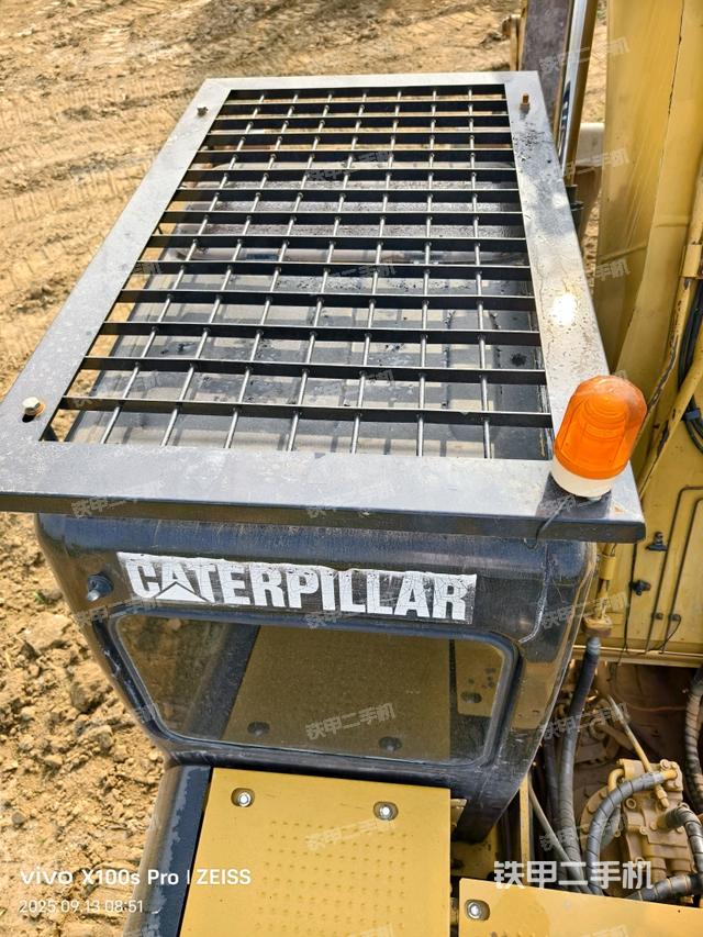 驾驶室顶部(整机外观) 驾驶室顶部(整机外观)