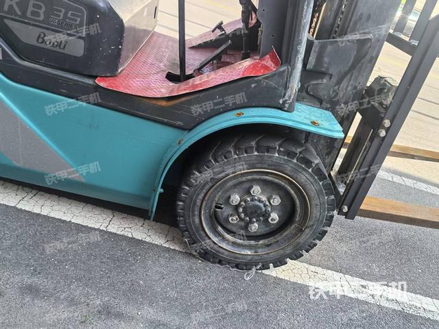 整機(jī)右側(cè)(設(shè)備外觀及核心部件) 整機(jī)右側(cè)(設(shè)備外觀及核心部件)