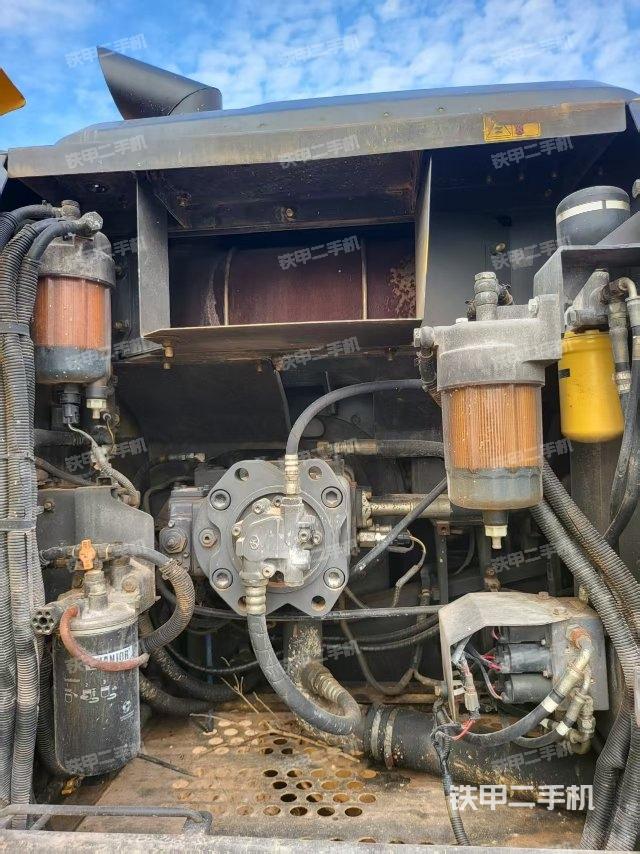 液压泵舱室正面整体（整机外观）