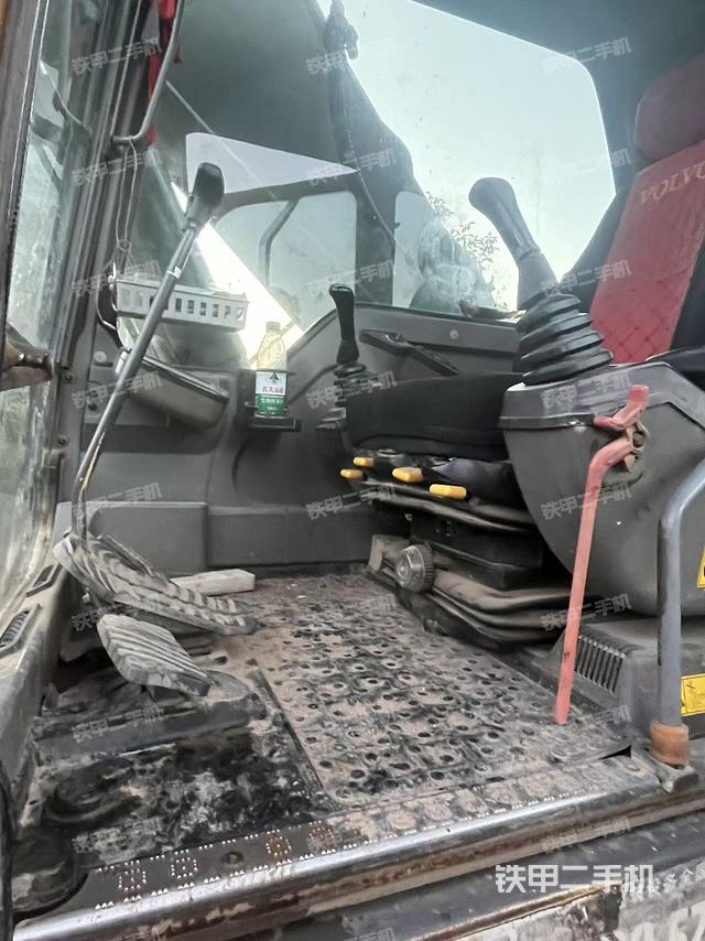 駕駛室整體(整機外觀) 駕駛室整體(整機外觀)