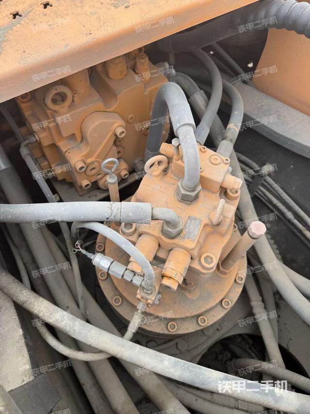 回轉(zhuǎn)馬達和主控閥(整機外觀) 回轉(zhuǎn)馬達和主控閥(整機外觀)