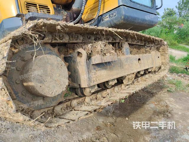 單側(cè)履帶整體(整機(jī)外觀) 單側(cè)履帶整體(整機(jī)外觀)