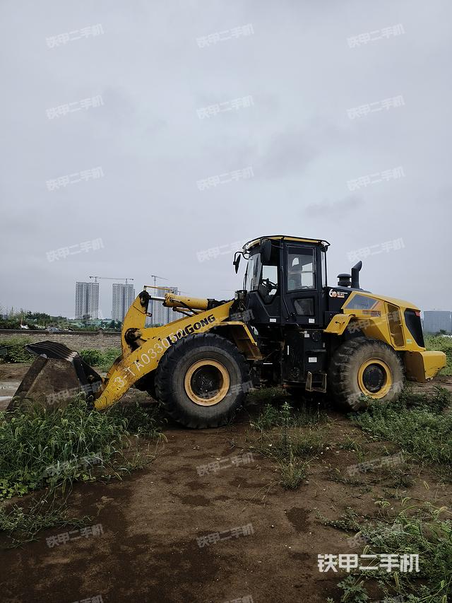 駕駛室工作臺(整機(jī)外觀及大件) 駕駛室工作臺(整機(jī)外觀及大件)