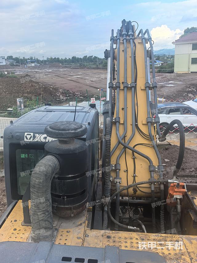 駕駛室頂部(整機(jī)外觀) 駕駛室頂部(整機(jī)外觀)