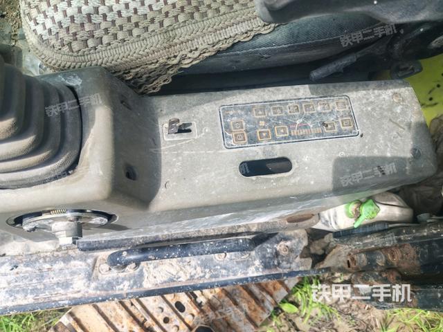 座椅右側(cè)控制臺(tái)/鑰匙門(mén)/油門(mén)/含右手柄(駕駛室部分) 座椅右側(cè)控制臺(tái)/鑰匙門(mén)/油門(mén)/含右手柄(駕駛室部分)