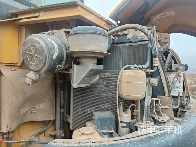 液压泵舱室正面整体(整机外观) 液压泵舱室正面整体(整机外观)