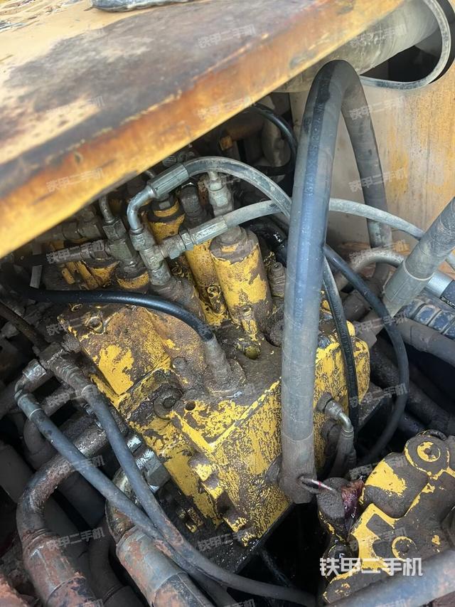 回轉(zhuǎn)馬達(dá)和主控閥(整機(jī)外觀) 回轉(zhuǎn)馬達(dá)和主控閥(整機(jī)外觀)