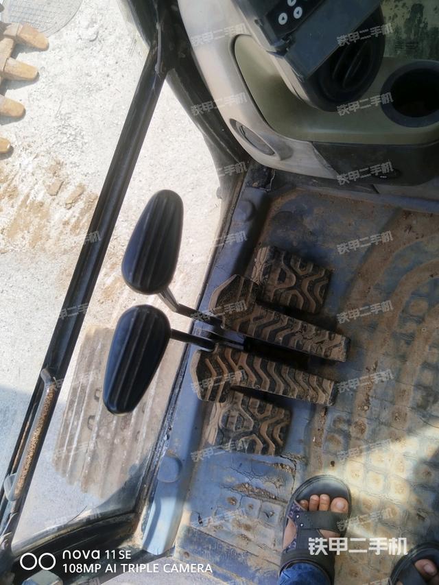 行走控制手柄和踏板?俯拍(駕駛室部分) 行走控制手柄和踏板?俯拍(駕駛室部分)