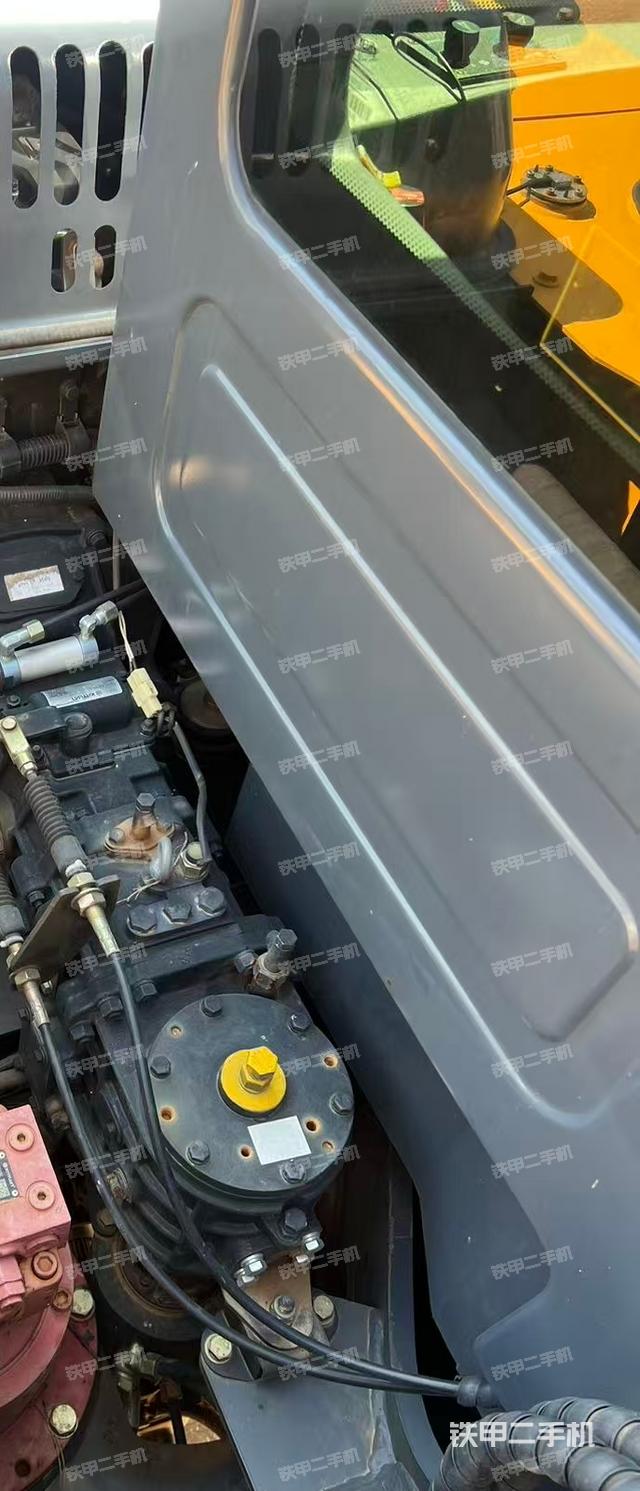 回轉(zhuǎn)馬達(dá)和主控閥（整機(jī)外觀）