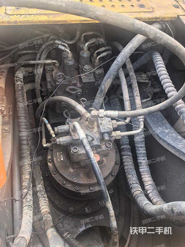 回轉(zhuǎn)馬達(dá)和主控閥(整機(jī)外觀) 回轉(zhuǎn)馬達(dá)和主控閥(整機(jī)外觀)