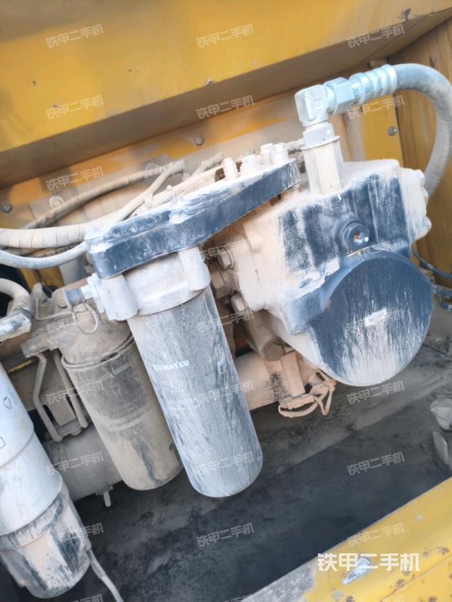 液压泵舱室正面整体（整机外观）