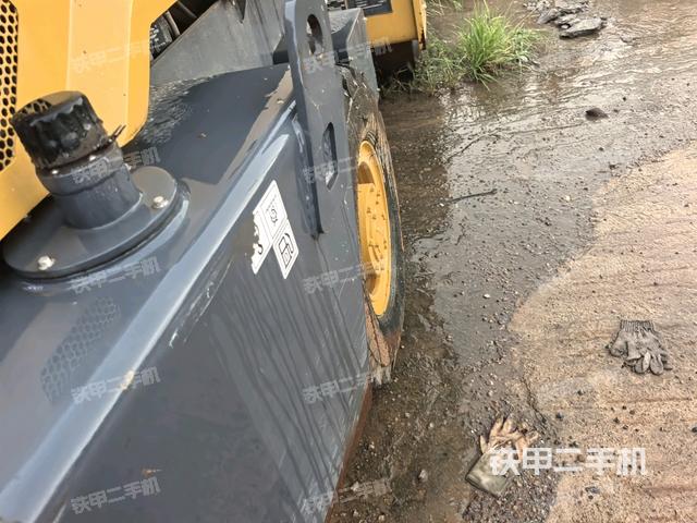 前輪右側(cè)減震塊連接及部件（壓路機(jī)前后車架）