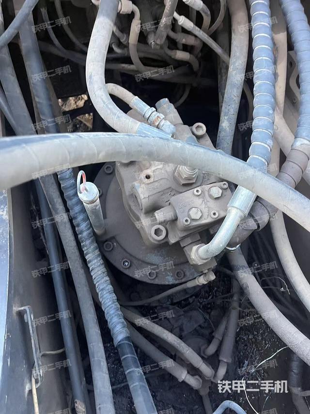 回轉(zhuǎn)馬達和主控閥(整機外觀) 回轉(zhuǎn)馬達和主控閥(整機外觀)