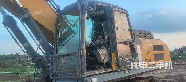 駕駛室整體(整機(jī)外觀) 駕駛室整體(整機(jī)外觀)