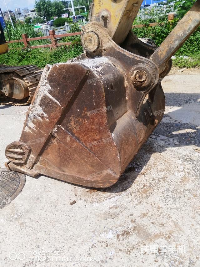 鏟斗右后整體(工作和回轉(zhuǎn)裝置) 鏟斗右后整體(工作和回轉(zhuǎn)裝置)