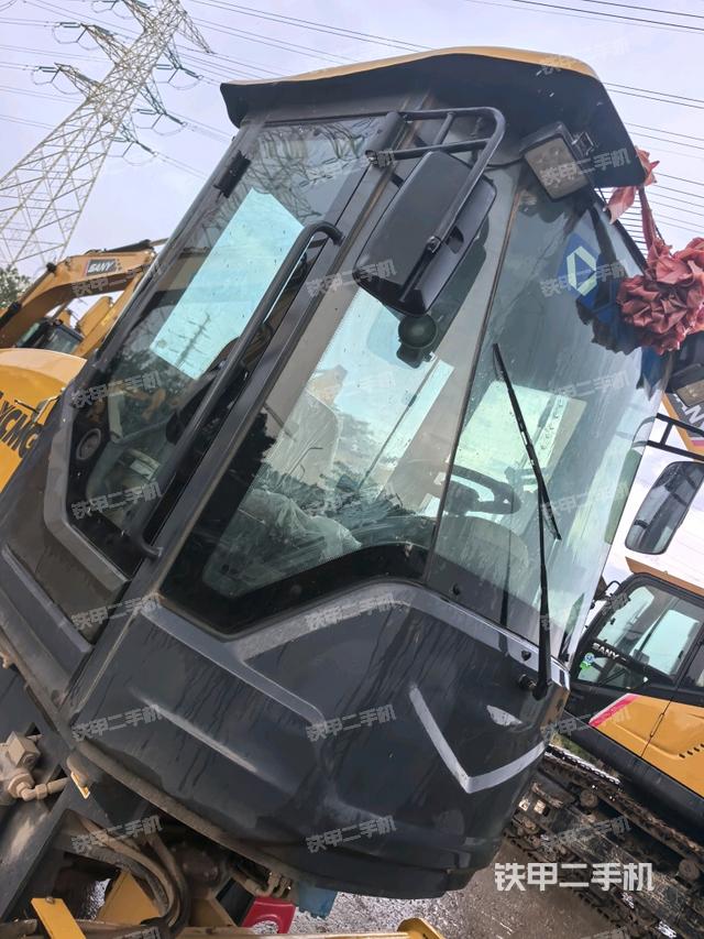 駕駛室側(cè)向上照全景（壓路機(jī)駕駛室）