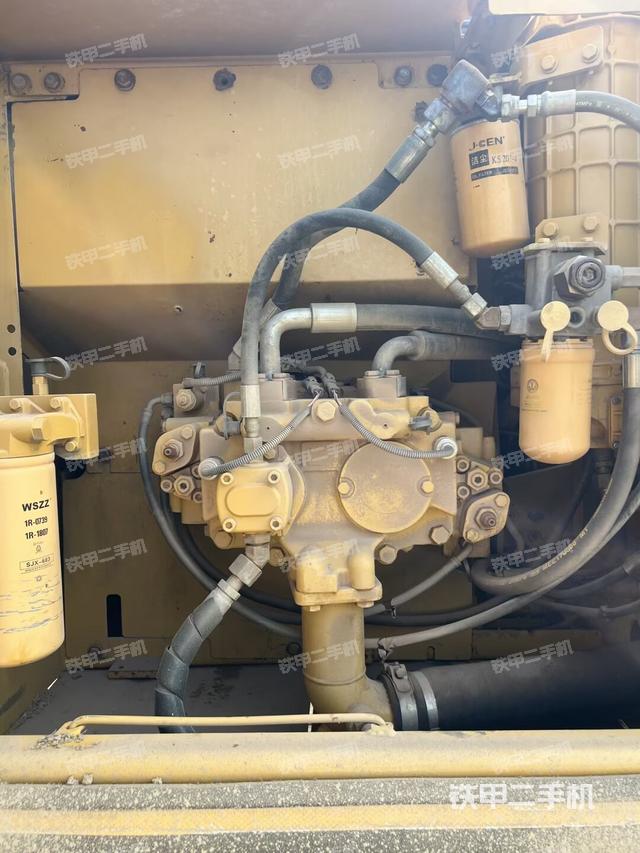 液压泵舱室正面整体(整机外观) 液压泵舱室正面整体(整机外观)