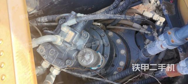 回转马达和主控阀(整机外观) 回转马达和主控阀(整机外观)