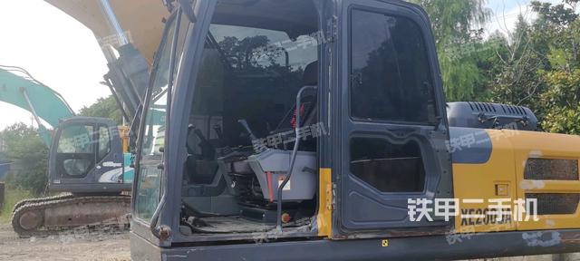 驾驶室整体(整机外观) 驾驶室整体(整机外观)