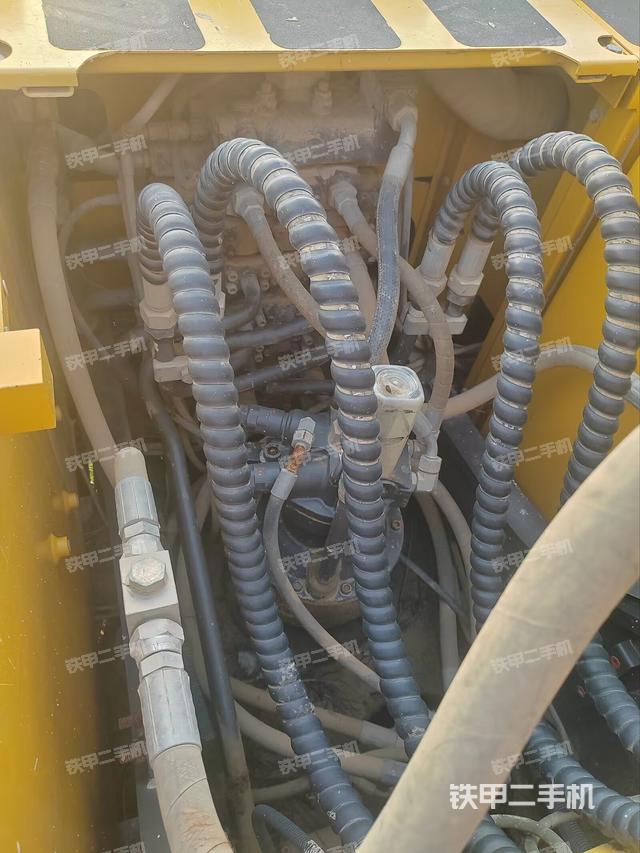 回转马达和主控阀(整机外观) 回转马达和主控阀(整机外观)