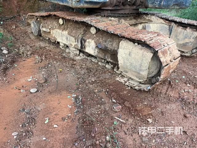 單側(cè)履帶整體(整機(jī)外觀) 單側(cè)履帶整體(整機(jī)外觀)