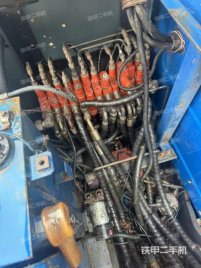 回轉(zhuǎn)馬達(dá)和主控閥(整機(jī)外觀) 回轉(zhuǎn)馬達(dá)和主控閥(整機(jī)外觀)