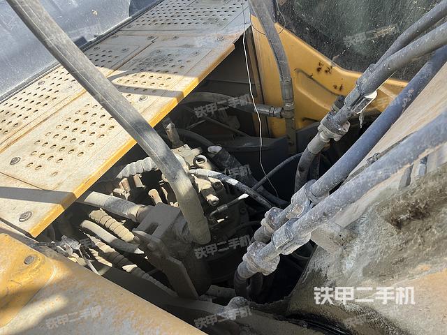 回轉(zhuǎn)馬達(dá)和主控閥(整機(jī)外觀) 回轉(zhuǎn)馬達(dá)和主控閥(整機(jī)外觀)