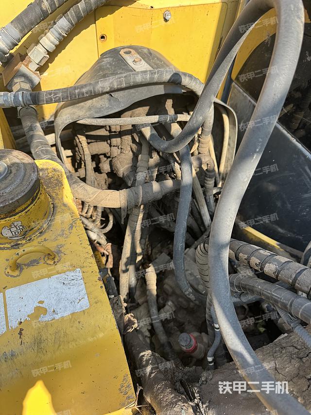 回轉馬達和主控閥(整機外觀) 回轉馬達和主控閥(整機外觀)