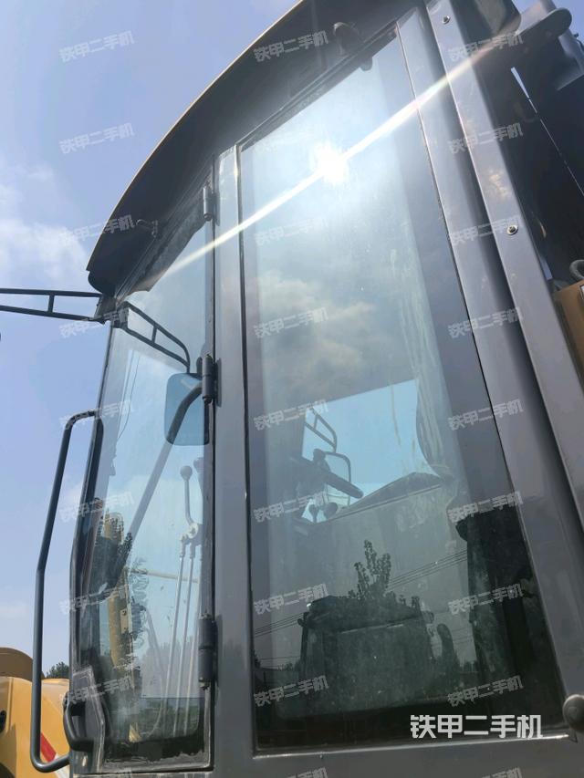 駕駛室正側(cè)(駕駛室/操作室) 駕駛室正側(cè)(駕駛室/操作室)