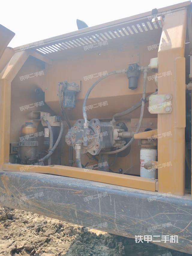 液壓泵艙室正面整體(整機外觀) 液壓泵艙室正面整體(整機外觀)