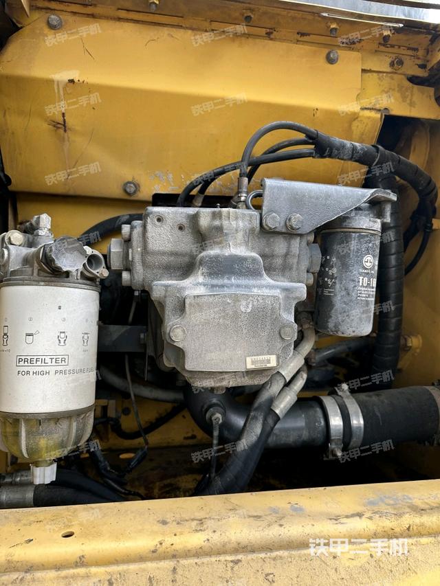 液压泵舱室正面整体（整机外观）