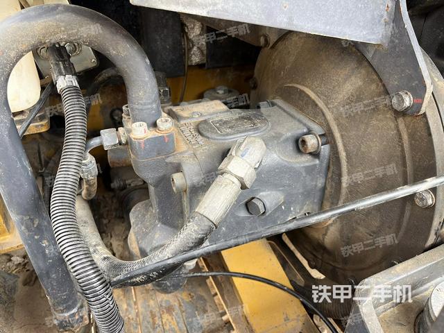 液压泵舱室正面整体（整机外观）