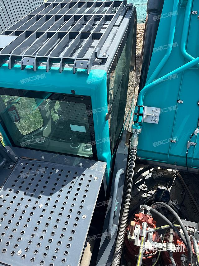 駕駛室頂部（整機外觀）