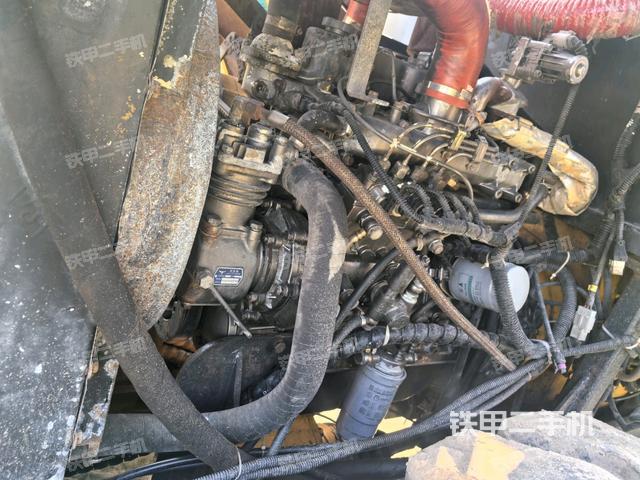 發(fā)動機左側(cè)全景（壓路機發(fā)動機艙）