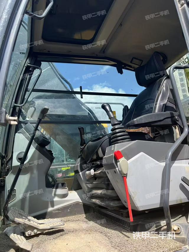 驾驶室整体(整机外观) 驾驶室整体(整机外观)