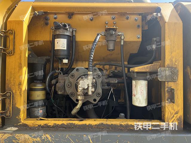 液壓泵艙室正面整體(整機(jī)外觀) 液壓泵艙室正面整體(整機(jī)外觀)