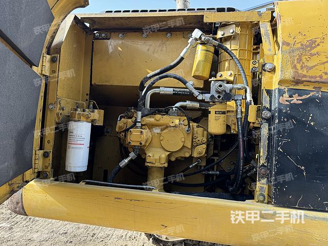 液压泵舱室正面整体(整机外观) 液压泵舱室正面整体(整机外观)