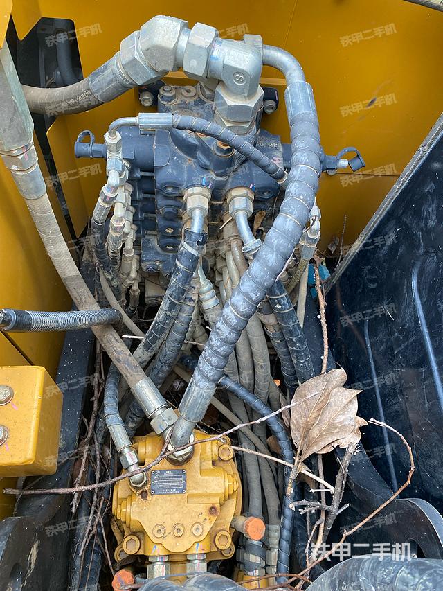 回转马达和主控阀(整机外观) 回转马达和主控阀(整机外观)