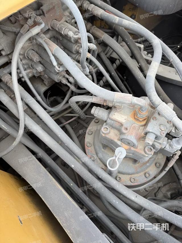 回轉(zhuǎn)馬達(dá)和主控閥(整機(jī)外觀) 回轉(zhuǎn)馬達(dá)和主控閥(整機(jī)外觀)